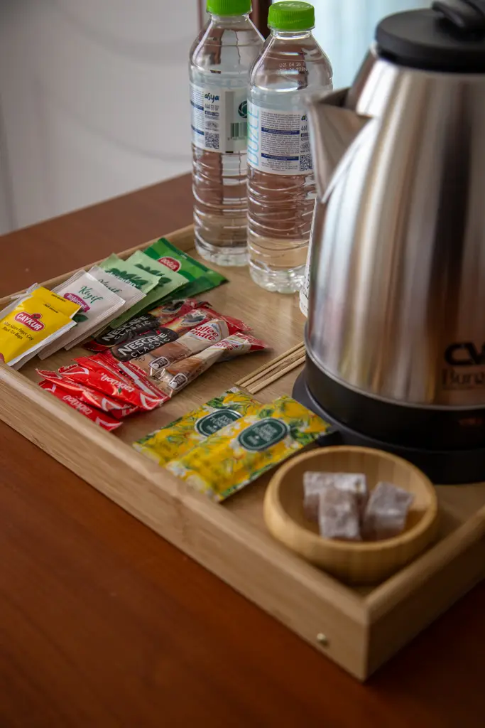 Das Willkommenstablett im Zimmer: Wasser, Wasserkocher, Tee, Kaffee und Kleinigkeiten