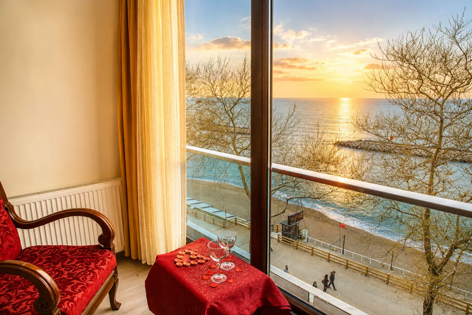 Sonnenuntergang über dem Schwarzen Meer, Strand und Wellenbrecher vom Zimmerbalkon des Dolphins Otel
