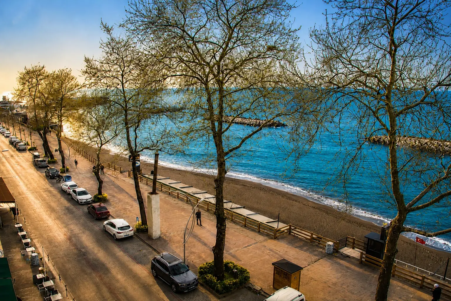 Die Uferstraße, der Strand und das Schwarze Meer von oben, Bäume im Abendlicht